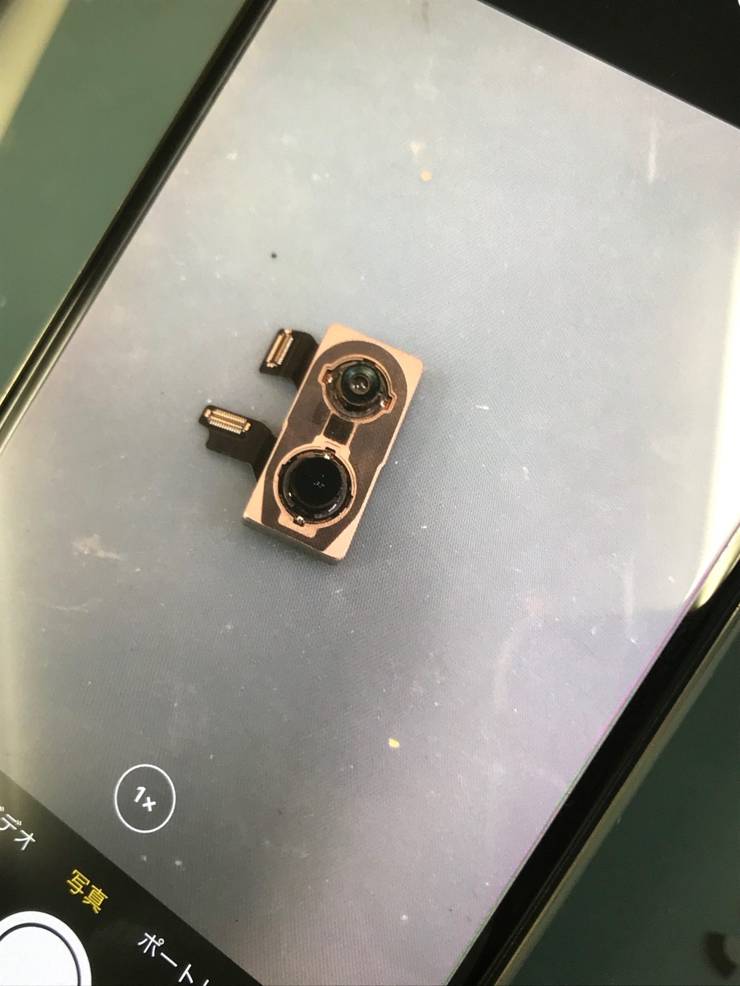 iPhone Xs アウトカメラに斑点が！割れたカメラレンズが原因？それとも 
