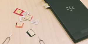 SIMカードが反応しない!? 水没iPhone SEの復活劇