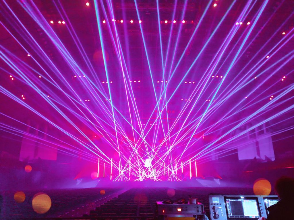 【ライブのレーザービームは危険！】iPhoneで撮影するとアウトカメラを破壊する！？