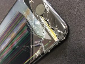 液晶が直接さわれちゃう状態。