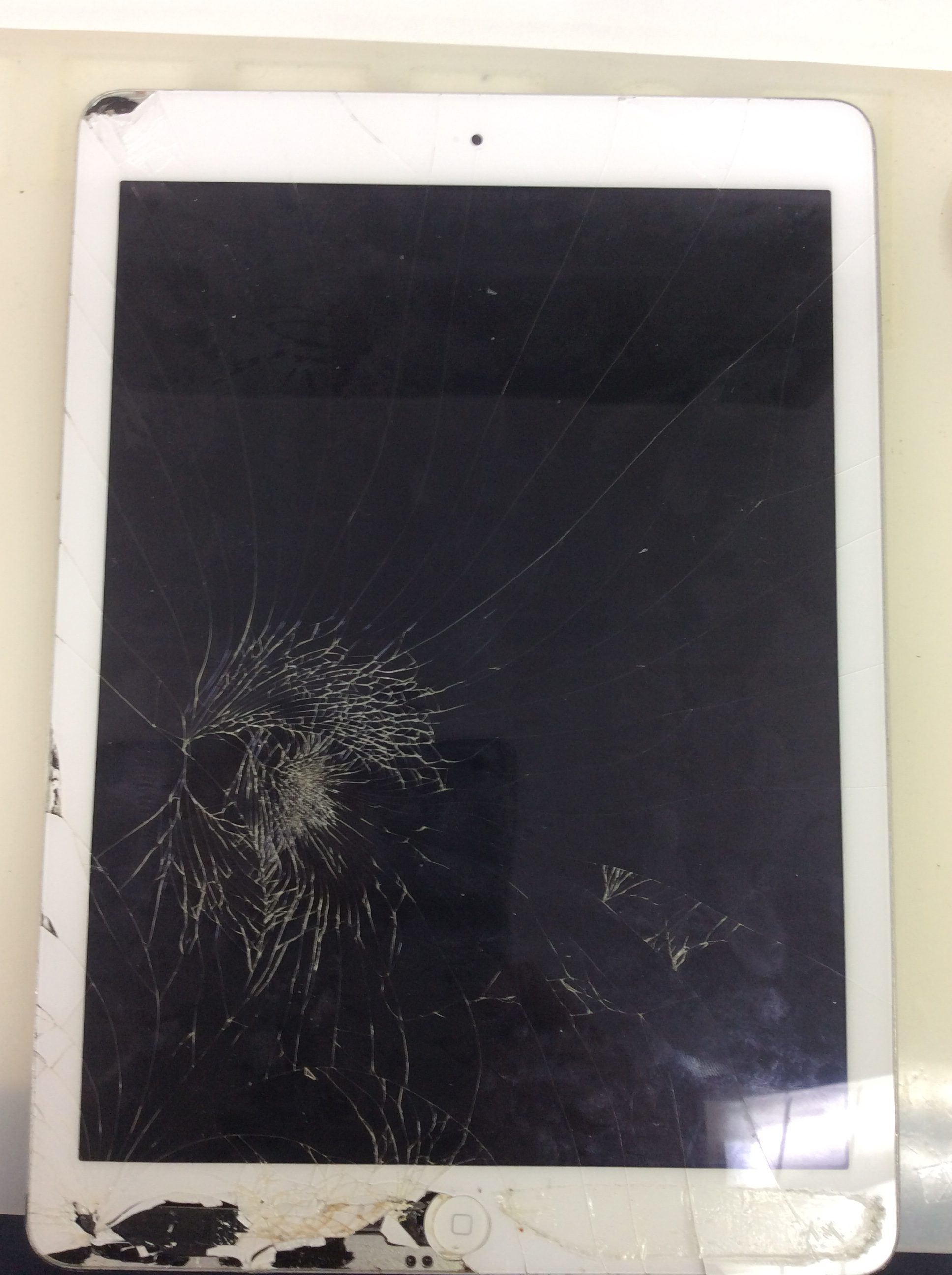 iPadのガラス割れなら当日にお直し可能！！渋谷店にお任せ！