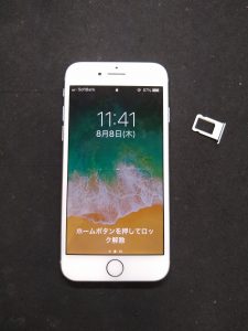 iPhoneのSIMカードが中に…