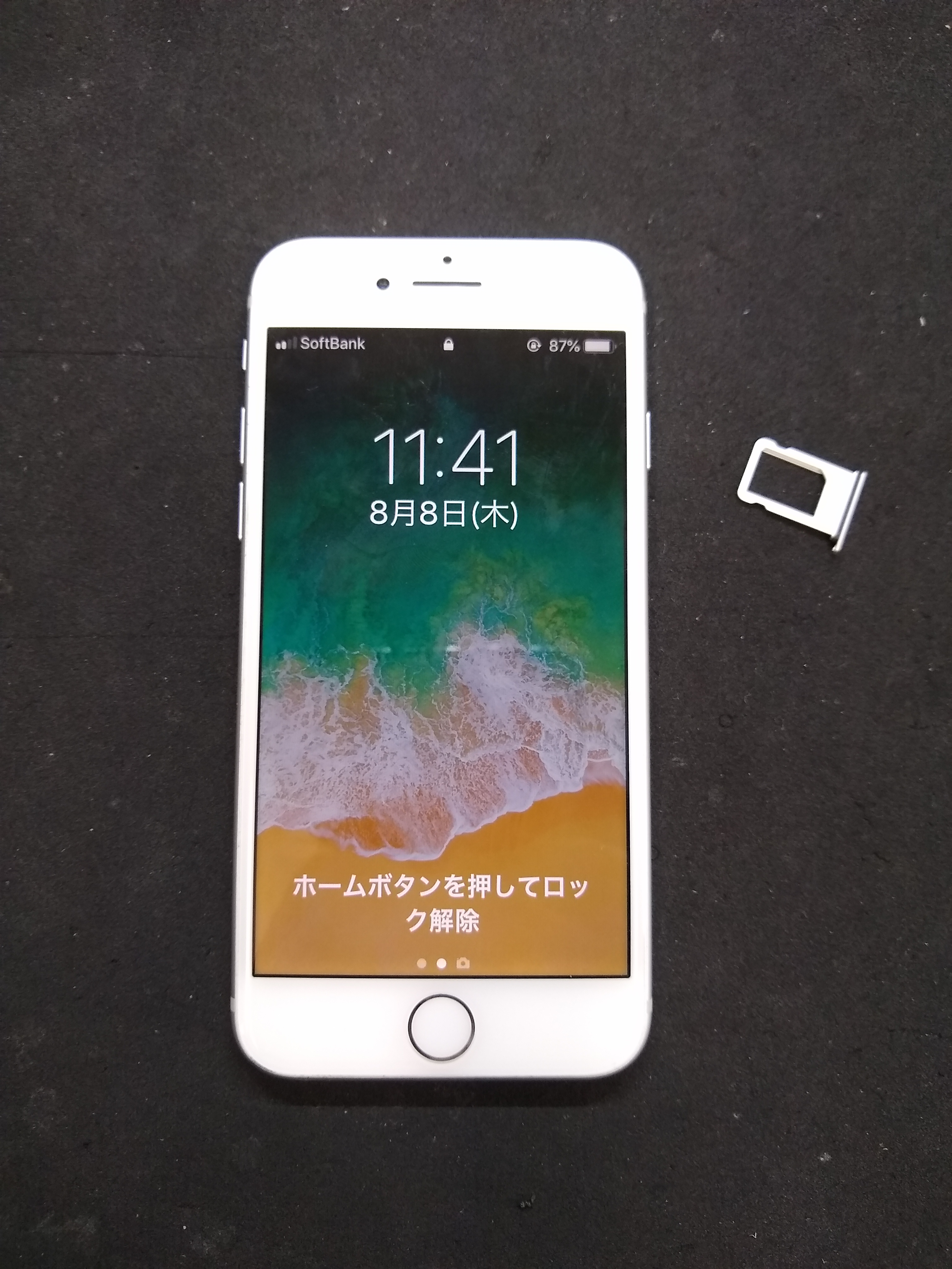 iPhoneのSIMカードが中に…