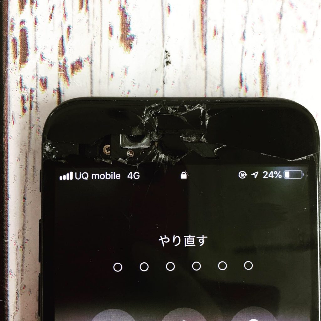 ガラスが割れて中身が丸見え(ﾟДﾟ;)