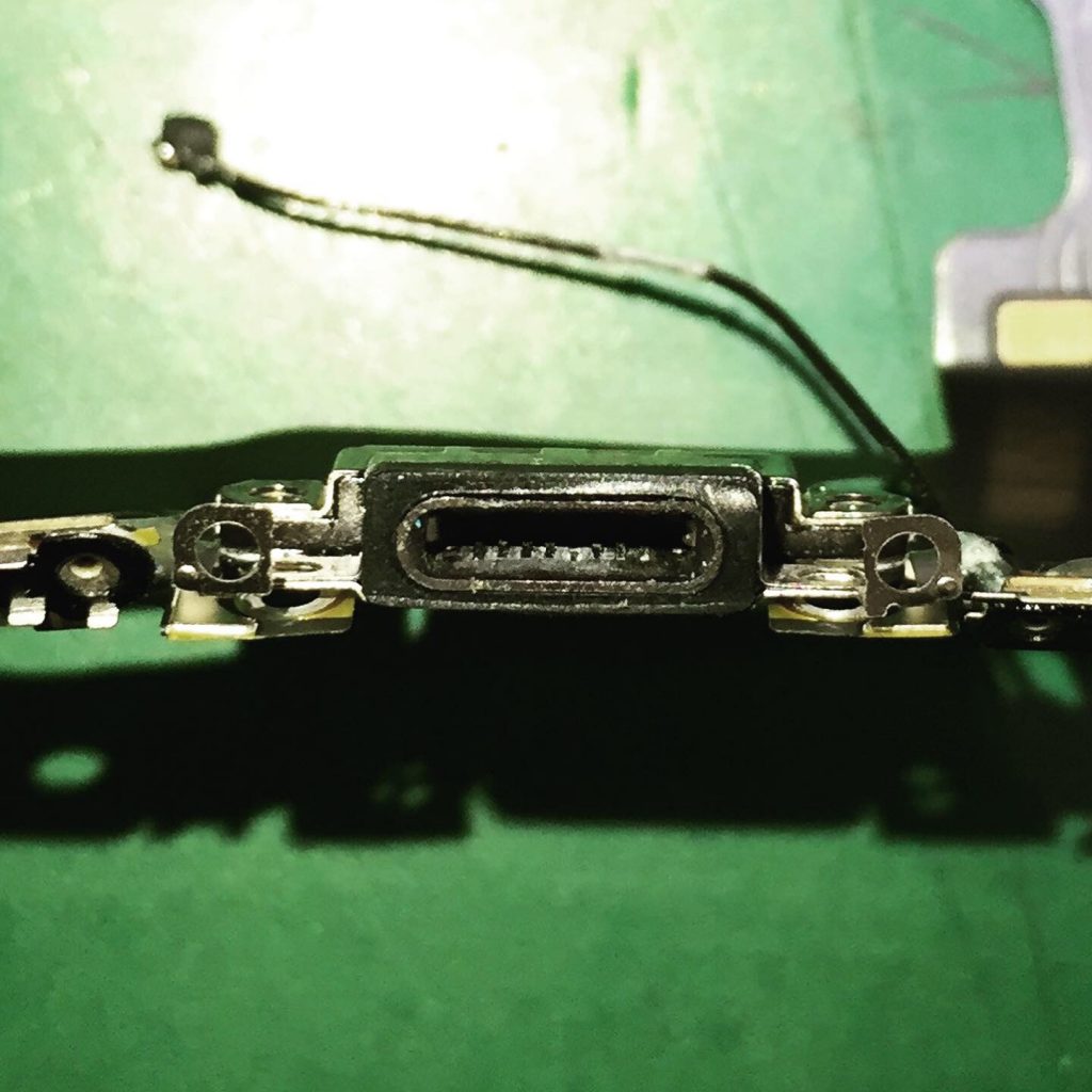 充電口はデリケートなんです・・