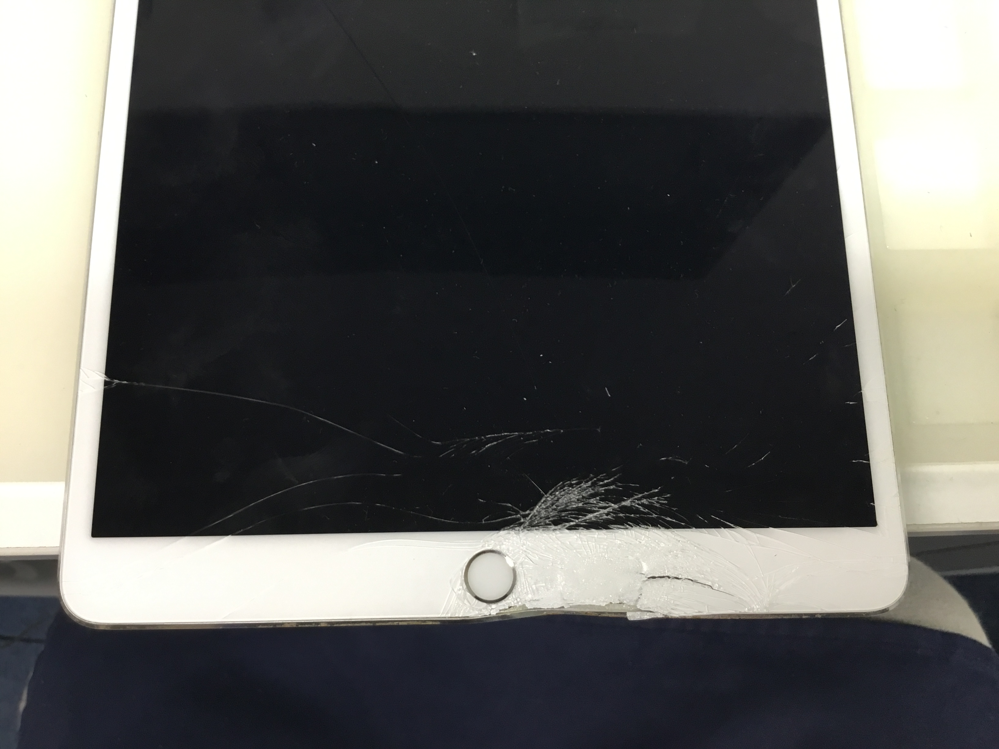 iPadガラス割れ フレームが歪んでる端末でも修理可能。