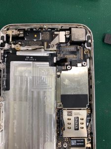 iPhoneの古い機種でも一生懸命なおします( ^ω^ )
