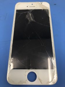 iPhone SEの画面が真っ暗…画面修理で直しましょう