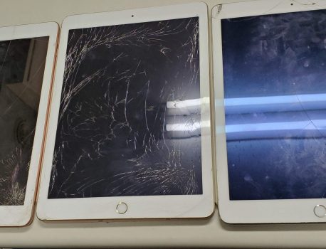 iPad　3台同時画面修理を承りました！