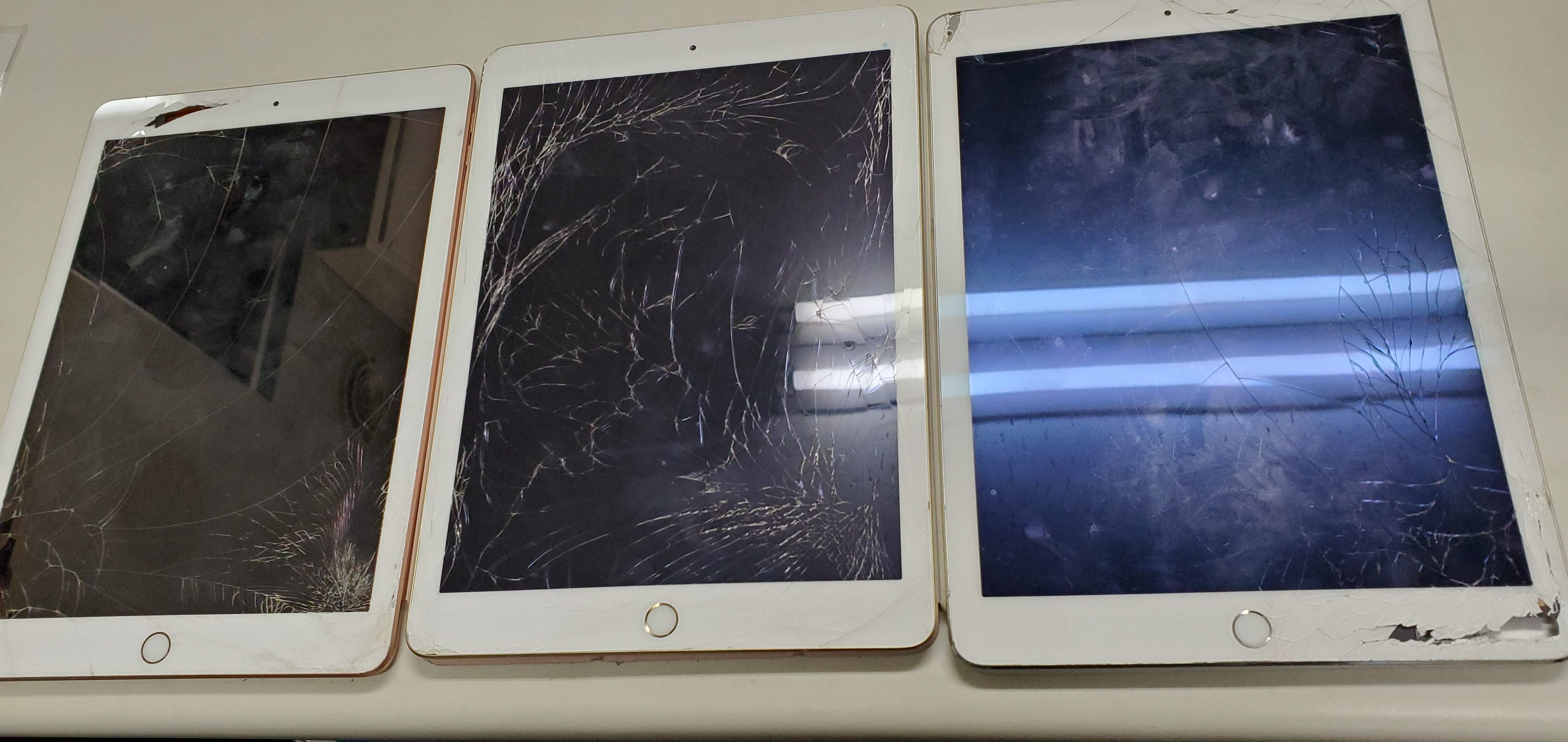 iPad　3台同時画面修理を承りました！