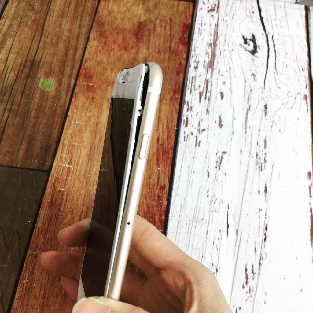 悲惨なiPhone・・・でも修理で直ります★