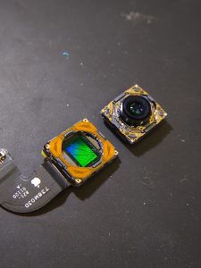 iPhone8のカメラに黒い影…分解してみると意外な原因が。