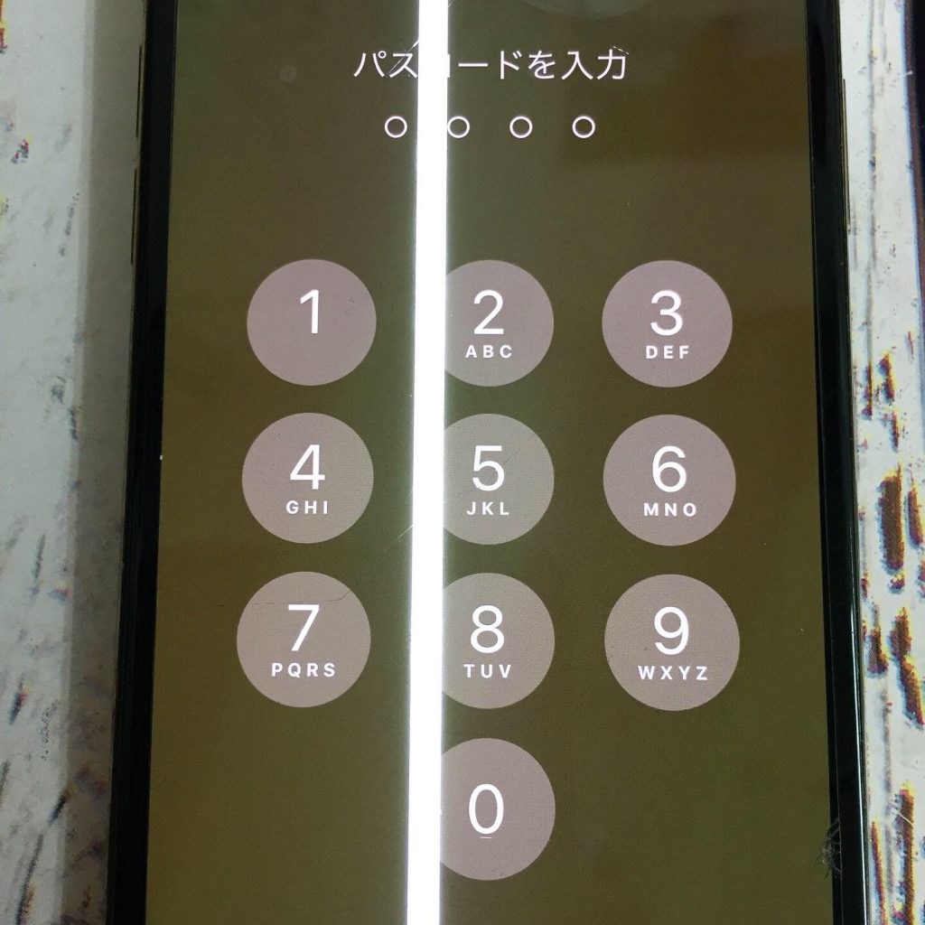 強い光漏れのような縦線！？