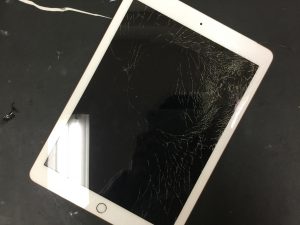 iPad 6 ガラス割れ　最短90分でピカピカに！