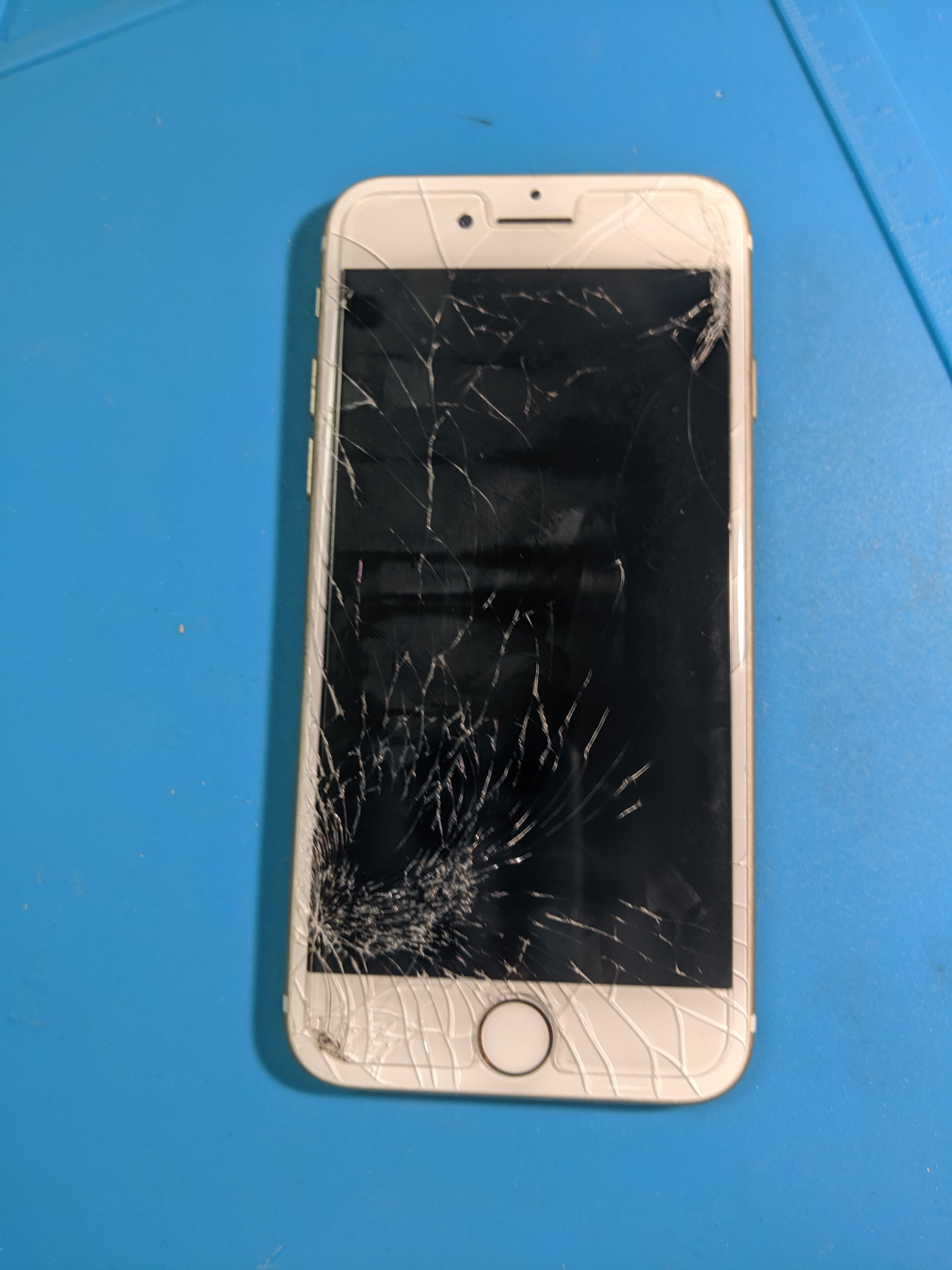 iPhone 7の画面がバキバキに…でも修理すればピカピカに蘇ります！