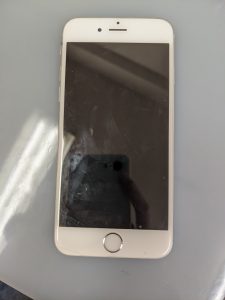 iPhone 6s　最短10分で新品のバッテリーに交換できるんです！