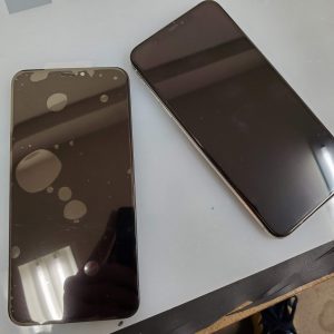 iPhoneXsMax で液晶が映らなくなってしまった！？そんなトラブルもお任せください！