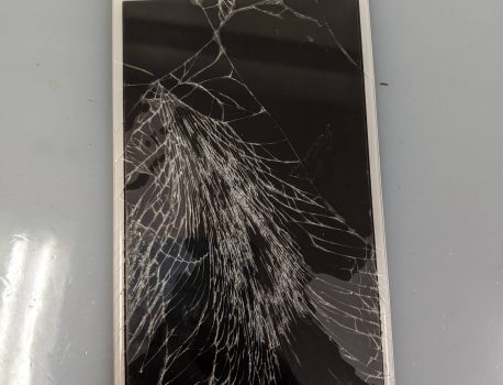 iPhone 6 Plusガラス割れ修理がすぐにできるお話