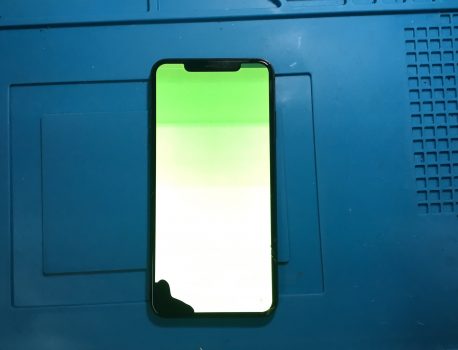 【iPhoneXs Max】 画面が黄緑に【画面交換】