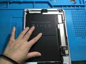 劣化しきったiPadAirのバッテリー