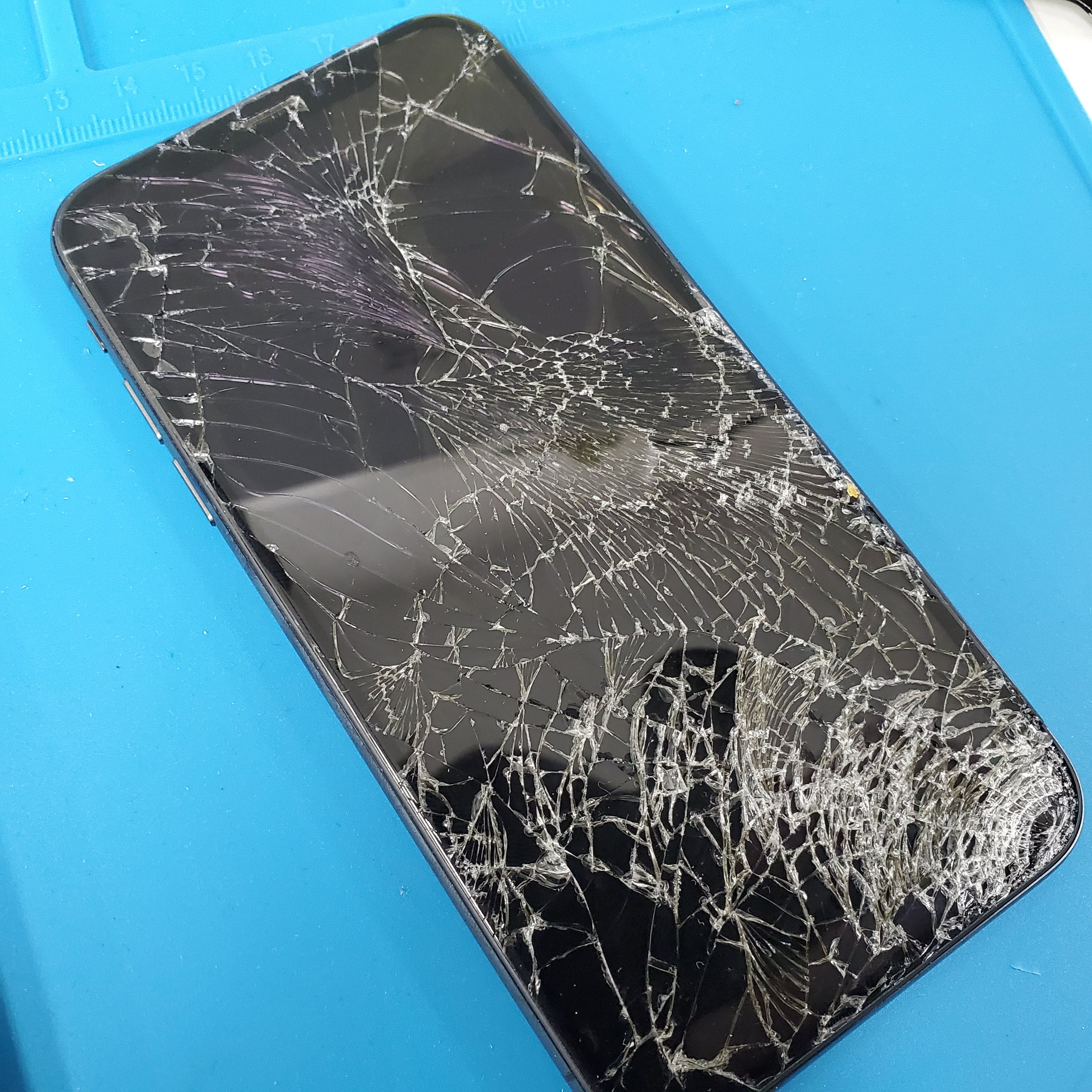 2台同時修理もお任せ！iPhoneXとiPhoneXsのガラス・液晶修理！【XとXsの違いもご紹介！】