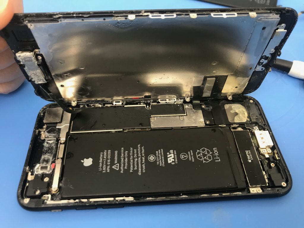 Iphoneの水没って直るの 実はiphoneって完全防水じゃないので普通に水没します Iphone修理ジャパン川越店スタッフブログ