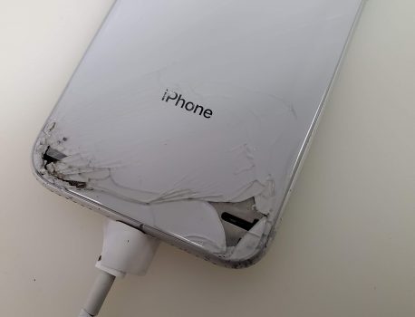 iPhone8の背面ガラスが割れた時の実際にあった出来事
