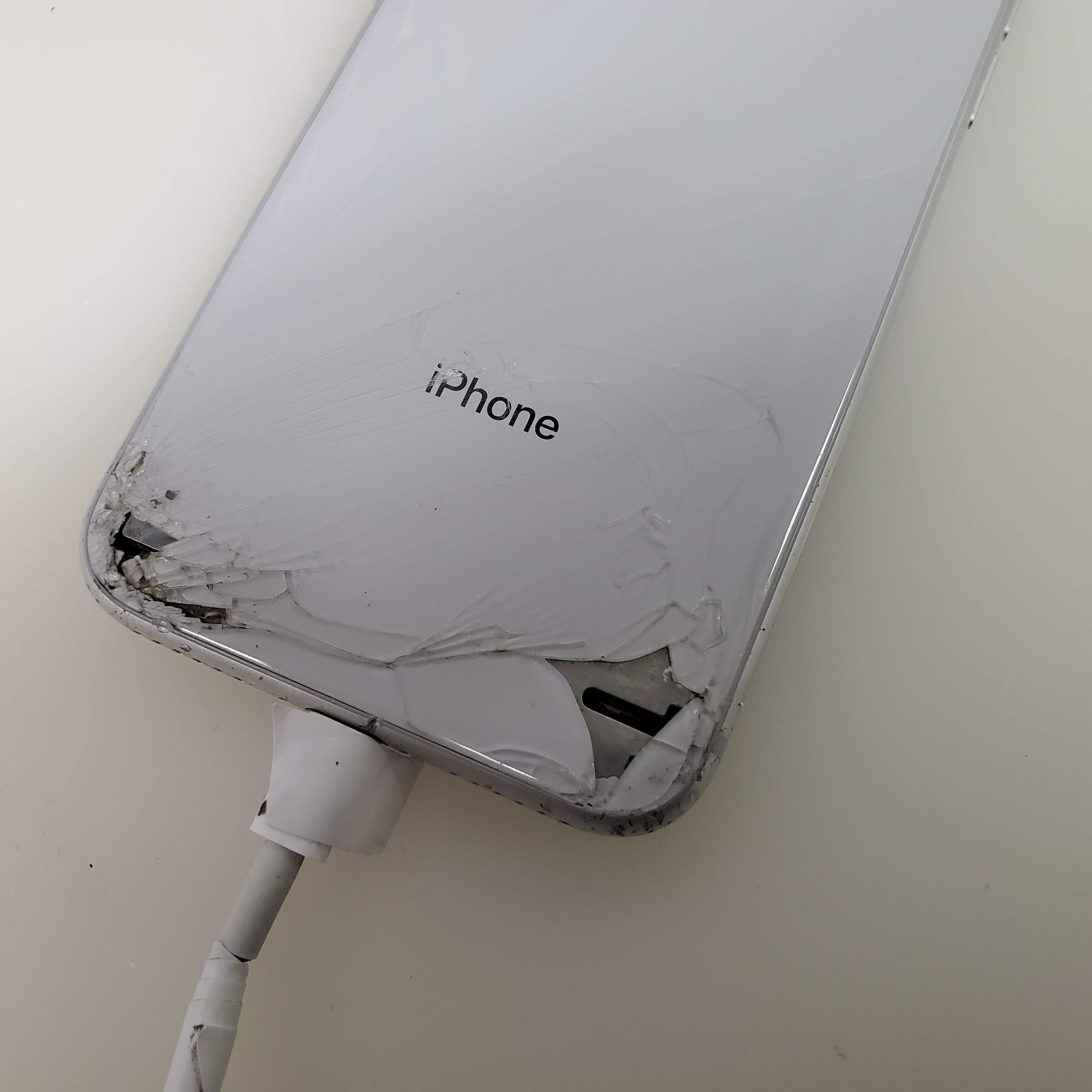 iPhone8の背面ガラスが割れた時の実際にあった出来事