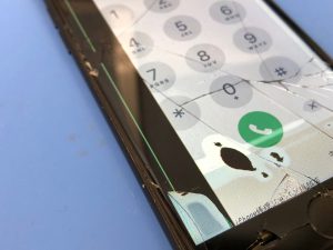 iPhoneの画面に黒い線や斑点！！液晶割れを放置するとデータが消えてしまうかも