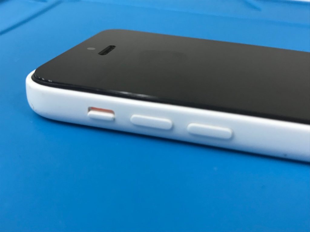 Iphoneサイレントスイッチは修理しなくても直るかも マナーモード故障の直し方 Iphone修理ジャパン秋葉原店スタッフブログ