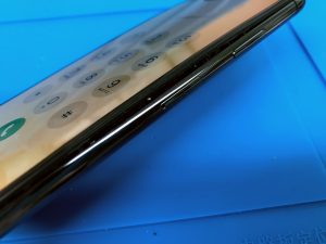 【iPhone の 怖い話】画面が突然浮いてきた！？バッテリーの膨張の原因と対策は？