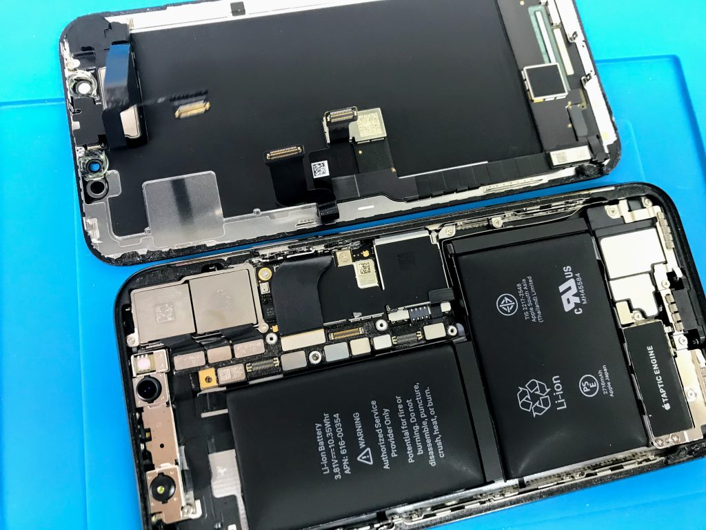 Iphone の 怖い話 画面が突然浮いてきた バッテリーの膨張の原因と対策は Iphone修理ジャパン渋谷店スタッフブログ