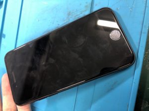 【iPhone画面】真っ暗で映らないけど音はするならほぼ直ります！