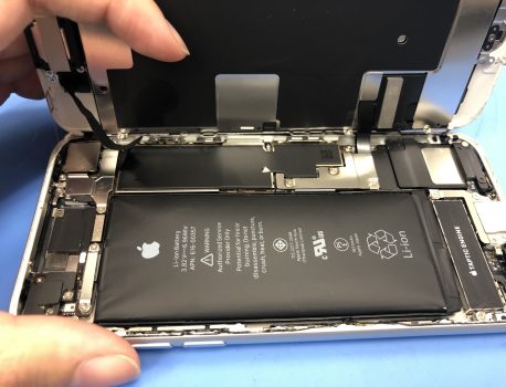 iPhone8のバッテリーが膨張！ 画面が浮いてきたら早めの修理を!!