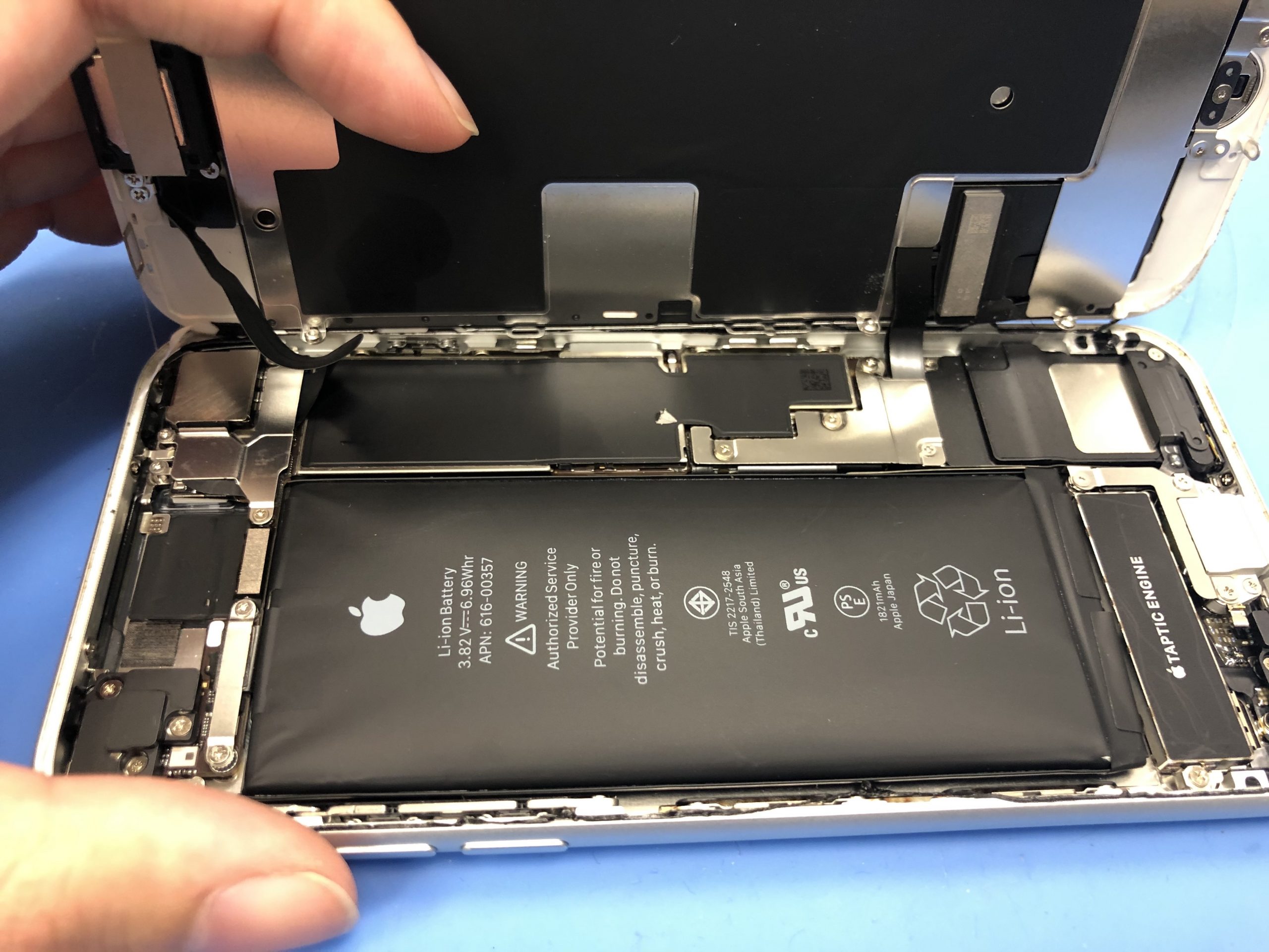 iPhone8のバッテリーが膨張！ 画面が浮いてきたら早めの修理を!!