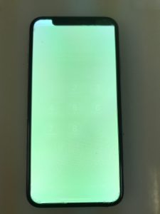 画面の色が変！iPhone XS の有機EL画面を即日修理！
