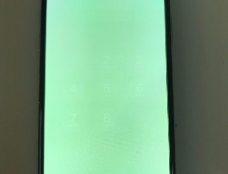 画面の色が変！iPhone XS の有機EL画面を即日修理！