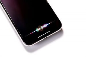 iPhoneのSiriが勝手に喋る！！画面が真っ暗。操作できなくなった。直し方をご説明致します！　VoiceOverについて。