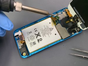 渋谷店で人気のiPodtouch バッテリー交換、その工程