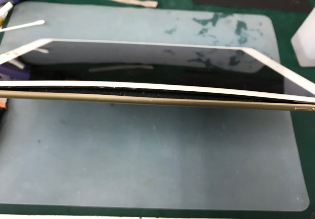 iPad Pro 12.9インチの画面が浮いた？？膨張したバッテリーの交換修理