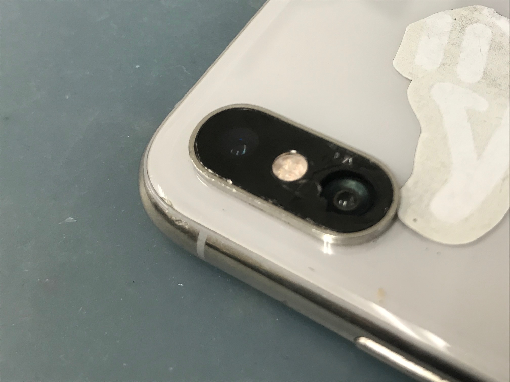 iPhone Xs アウトカメラに斑点が！割れたカメラレンズが原因？それとも 