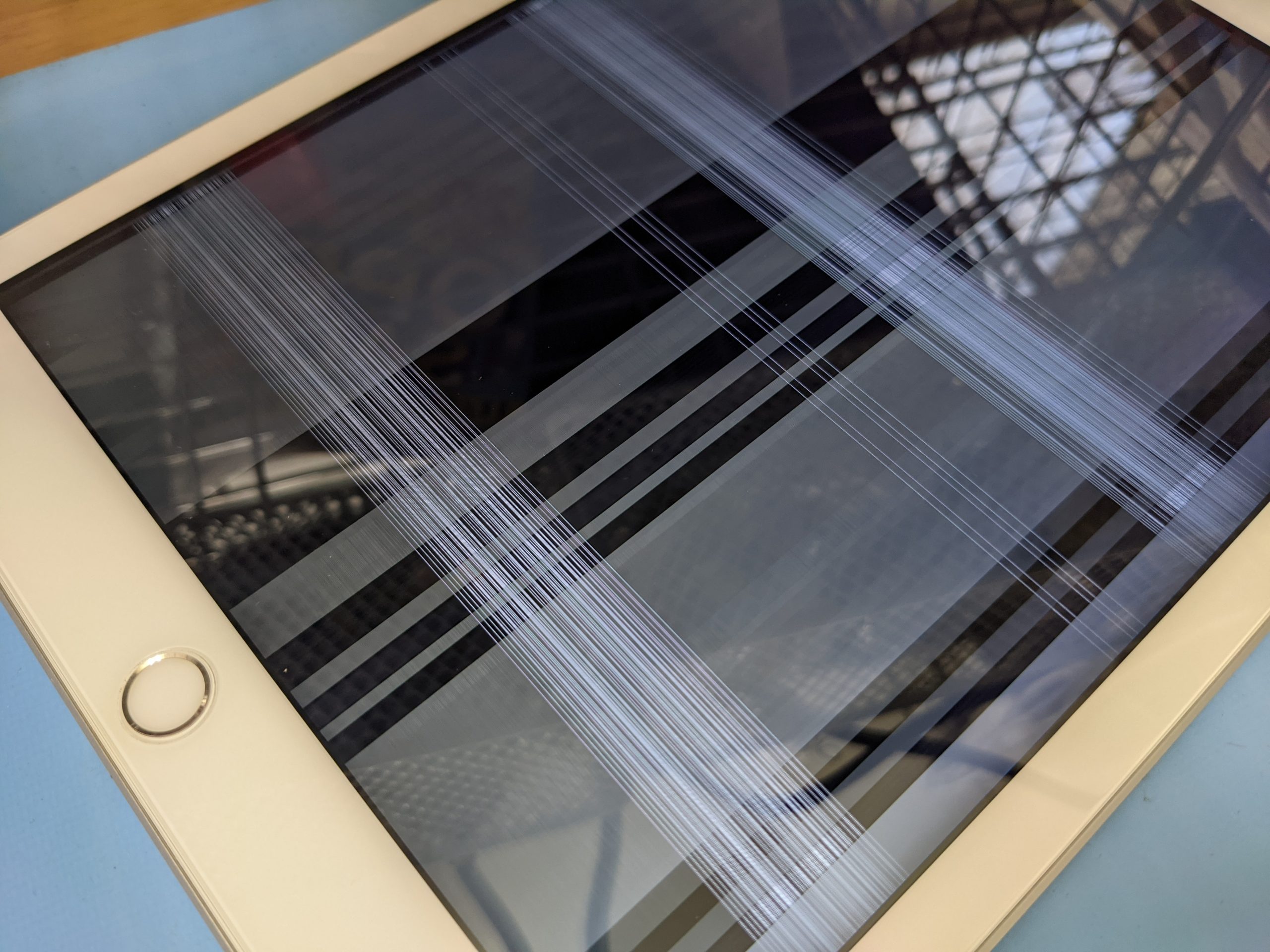 iPadの画面がおかしくなった！ガラス割れと液晶割れの見分け方。