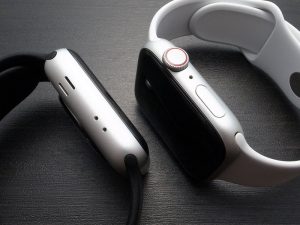 Apple Watch本体の横にある小さい穴はリセット用？