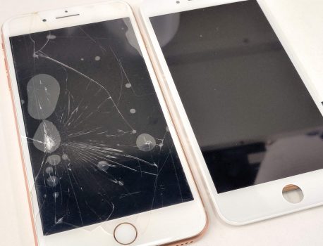 iPhoneのガラス割れ放置は危険です！