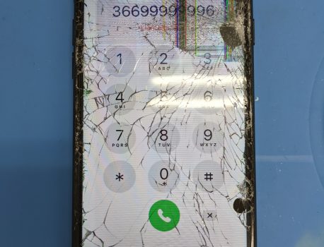 iPhoneのガラスは割れるだけではありません。画面にカラフルな縦線や黒いにじみがある場合は注意です。