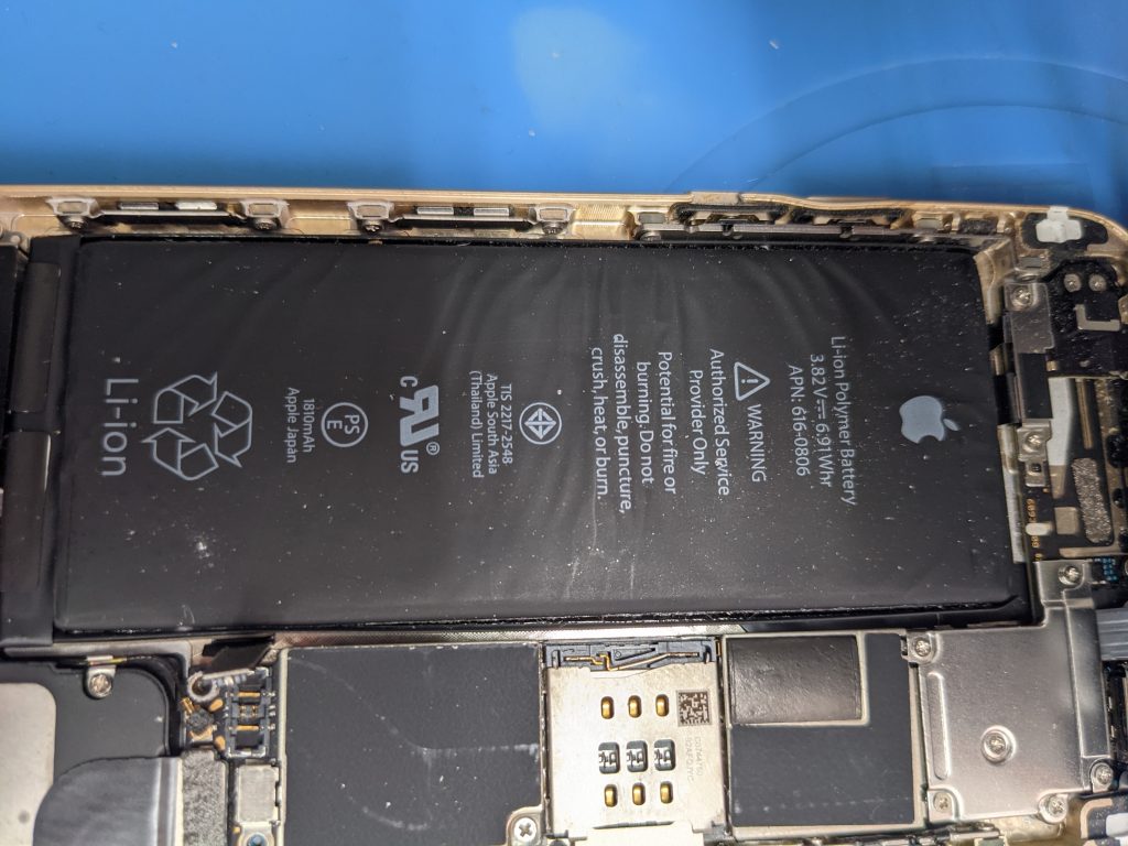 バッテリーの膨張が原因で液晶破損。 | iPhone修理コラム