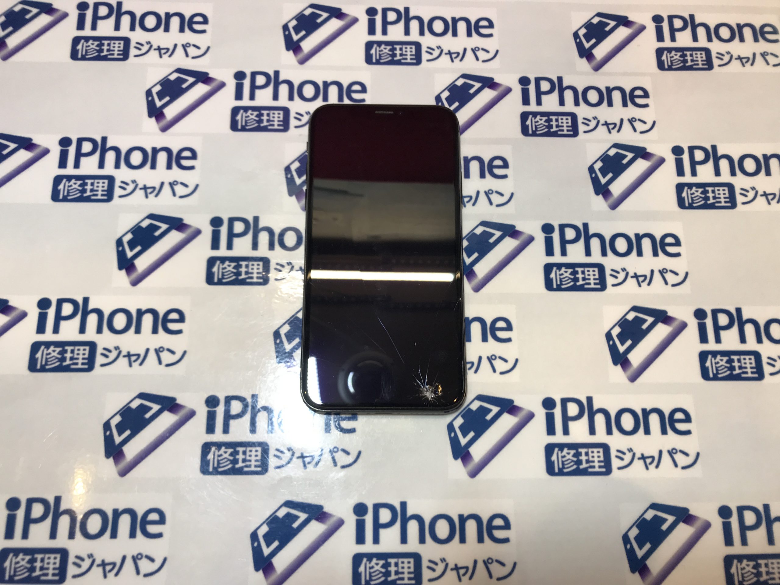 こんにちは。iPhoneXガラス割れ修理です。