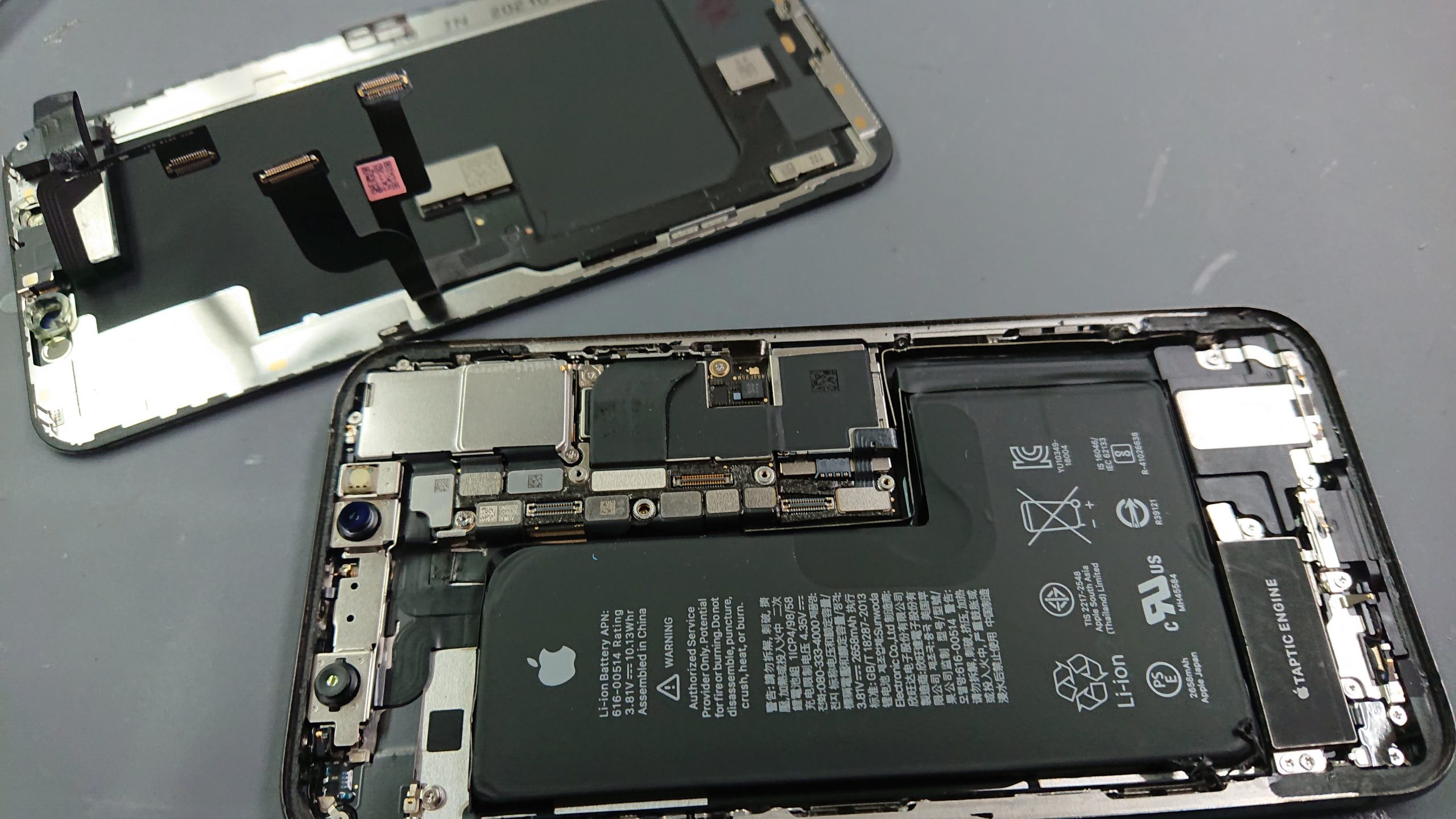 【iPhone修理なら当店へ】液晶が映らないiPhoneも即日でお直しします！