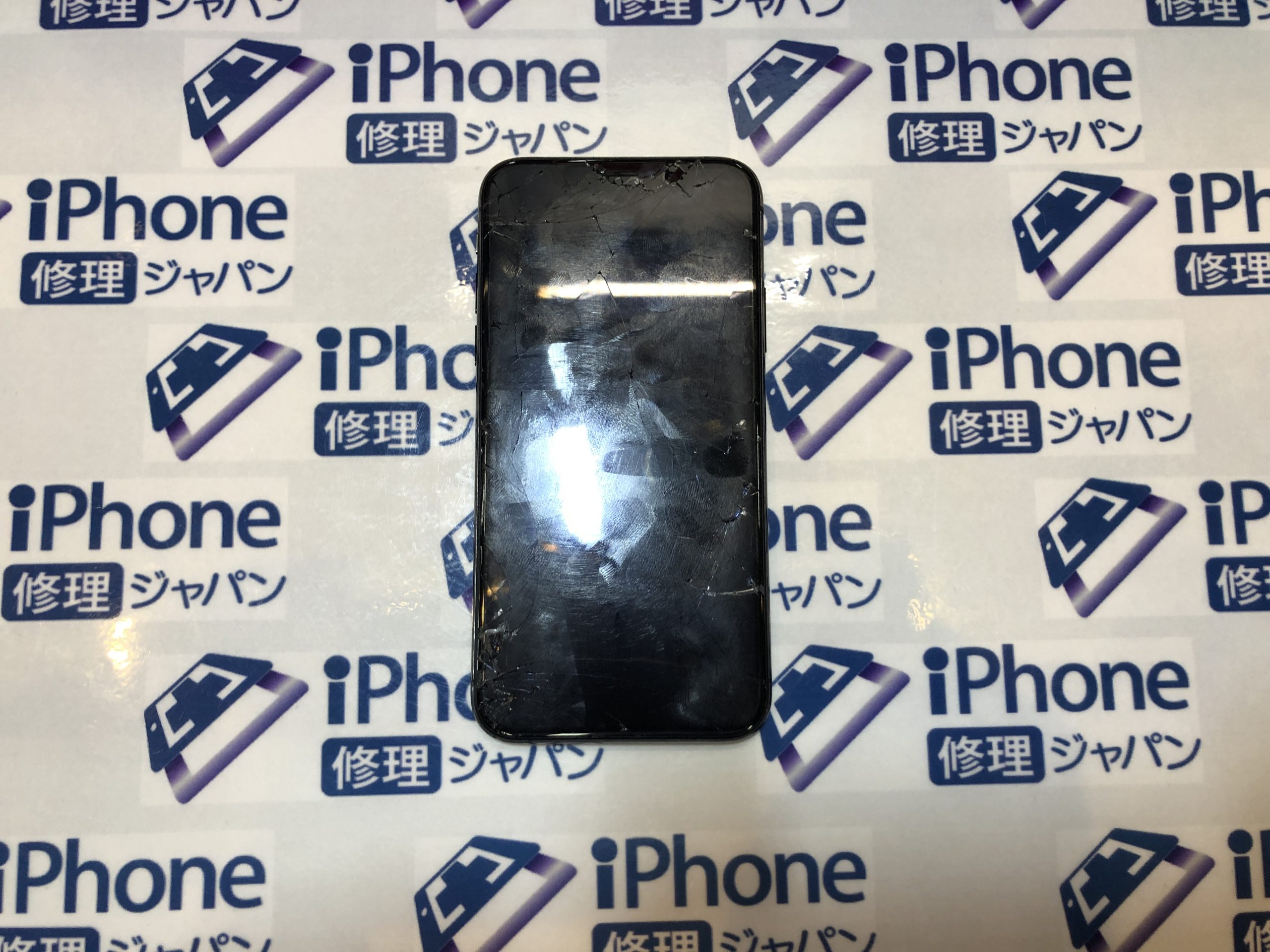 おはようございます。iPhoneXS液晶画面修理です。