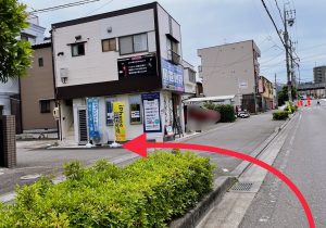 駐車場は店舗裏手に一台ございます。